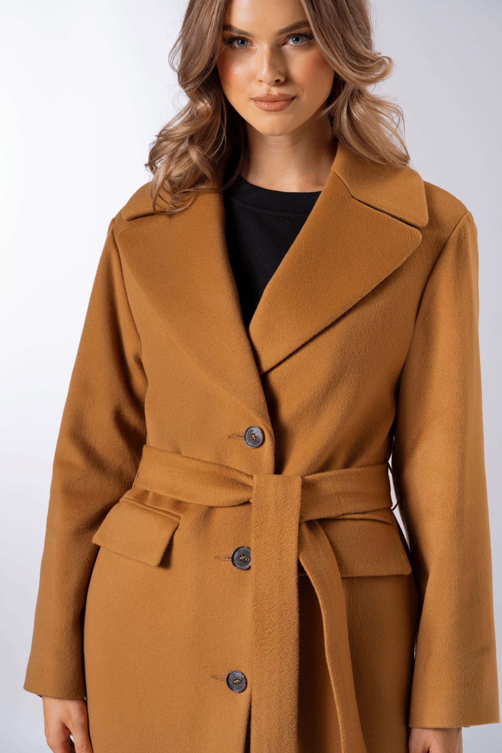 Długi, prosty płaszcz, wiązany paskiem w talii z patkami na kieszeniach 562 ciemny camel