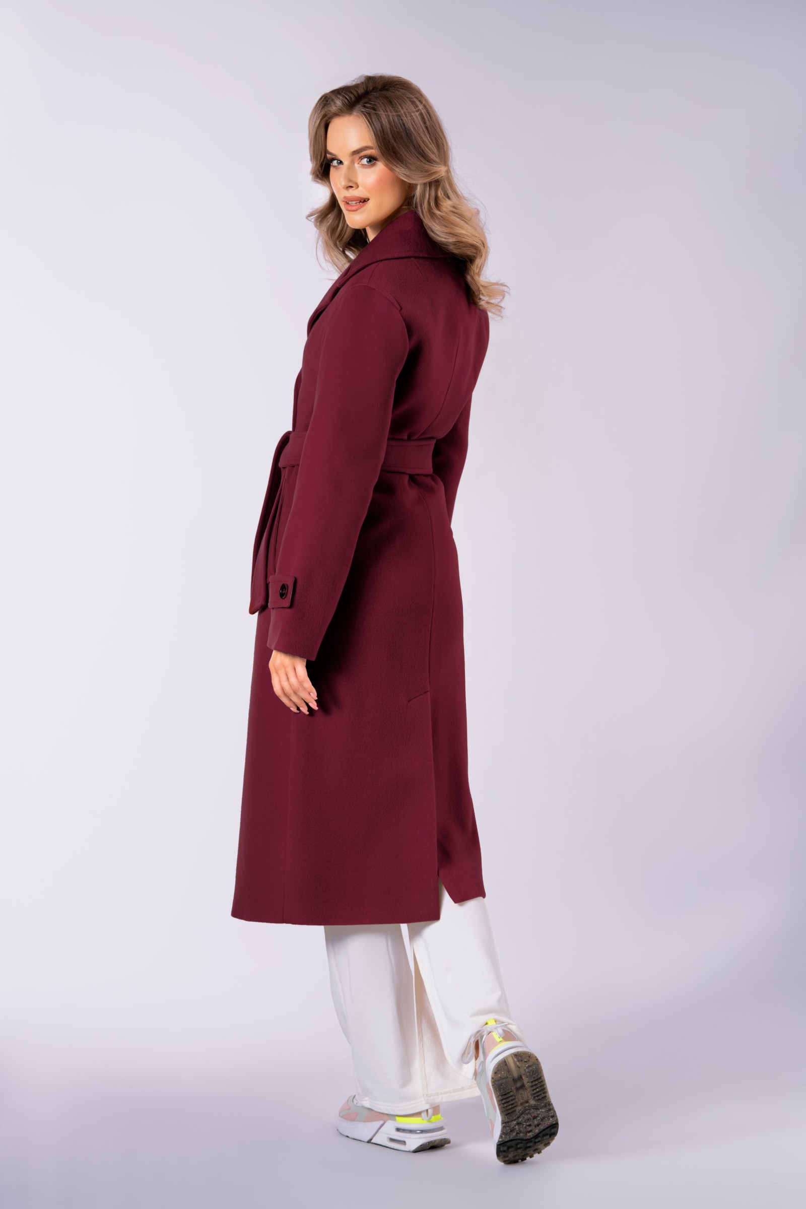 Długi, ciepły płaszcz, wiązany paskiem w talii z dużymi klapami burgund