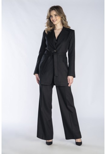 Klasyczne, czarne, eleganckie spodnie z prostą nogawką i zakładkami.