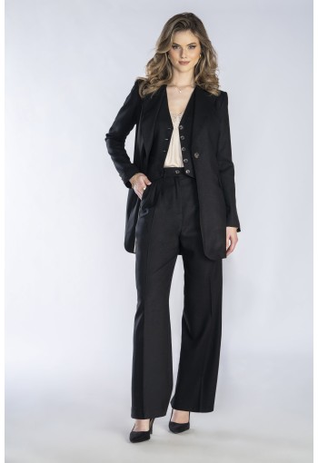 Klasyczne, czarne, eleganckie spodnie z prostą nogawką i zakładkami.