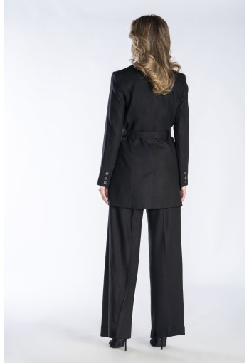 Długa czarna marynarka wykonana z naturalnej tkaniny.