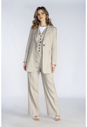 Klasyczne, beżowe, eleganckie spodnie z prostą nogawką i zakładkami.