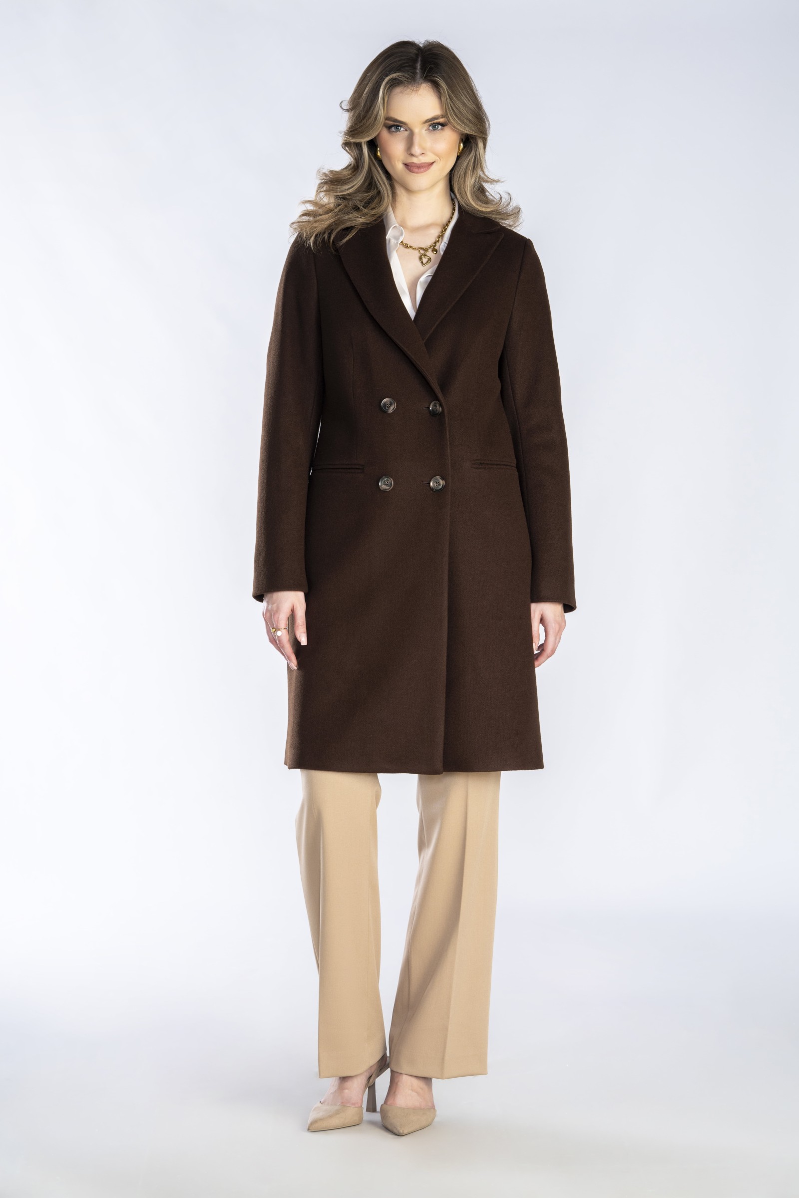 Elegancki płaszcz typu dyplomatka z kieszeniami w ramkach.