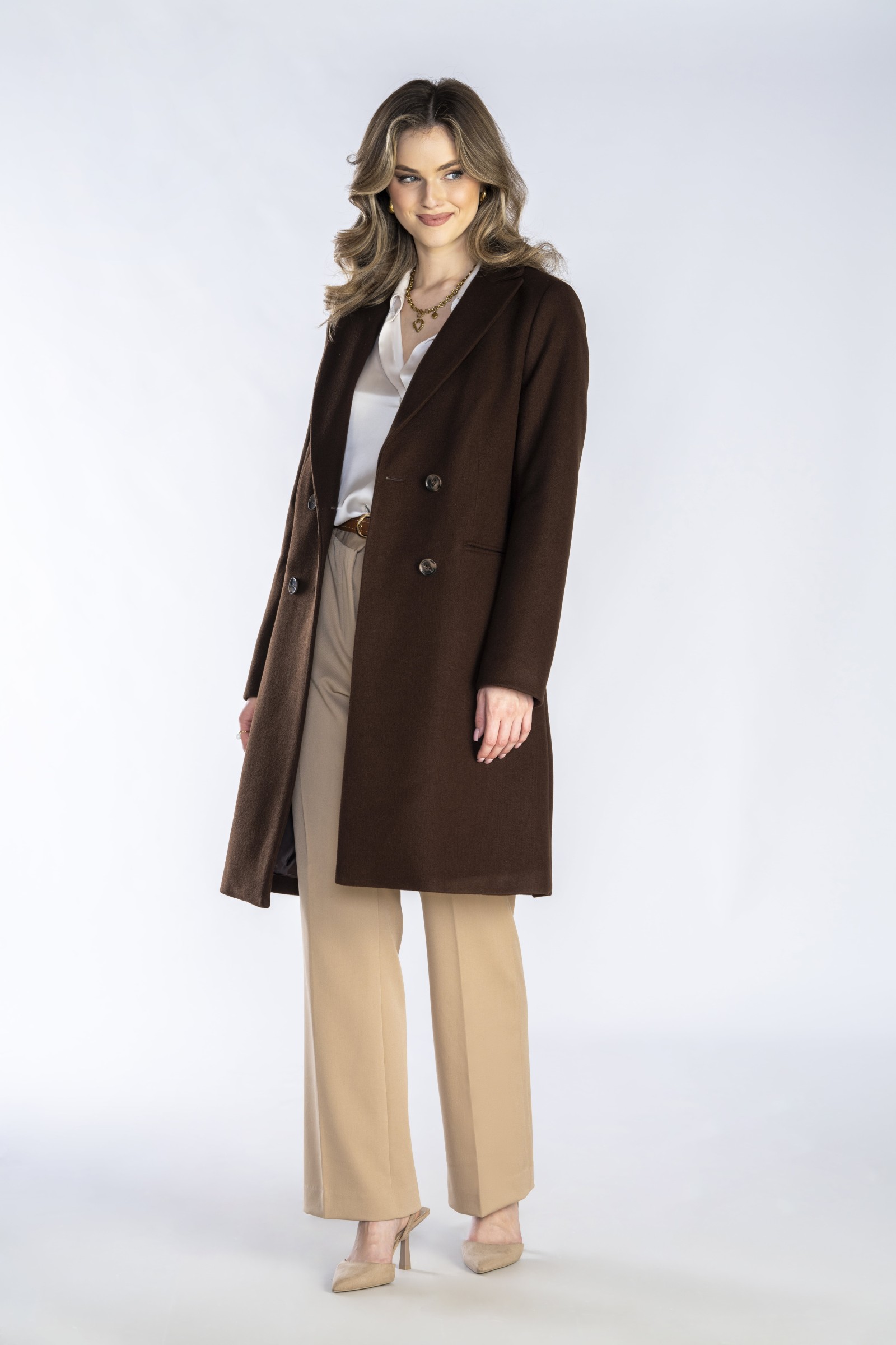 Elegancki płaszcz typu dyplomatka z kieszeniami w ramkach.