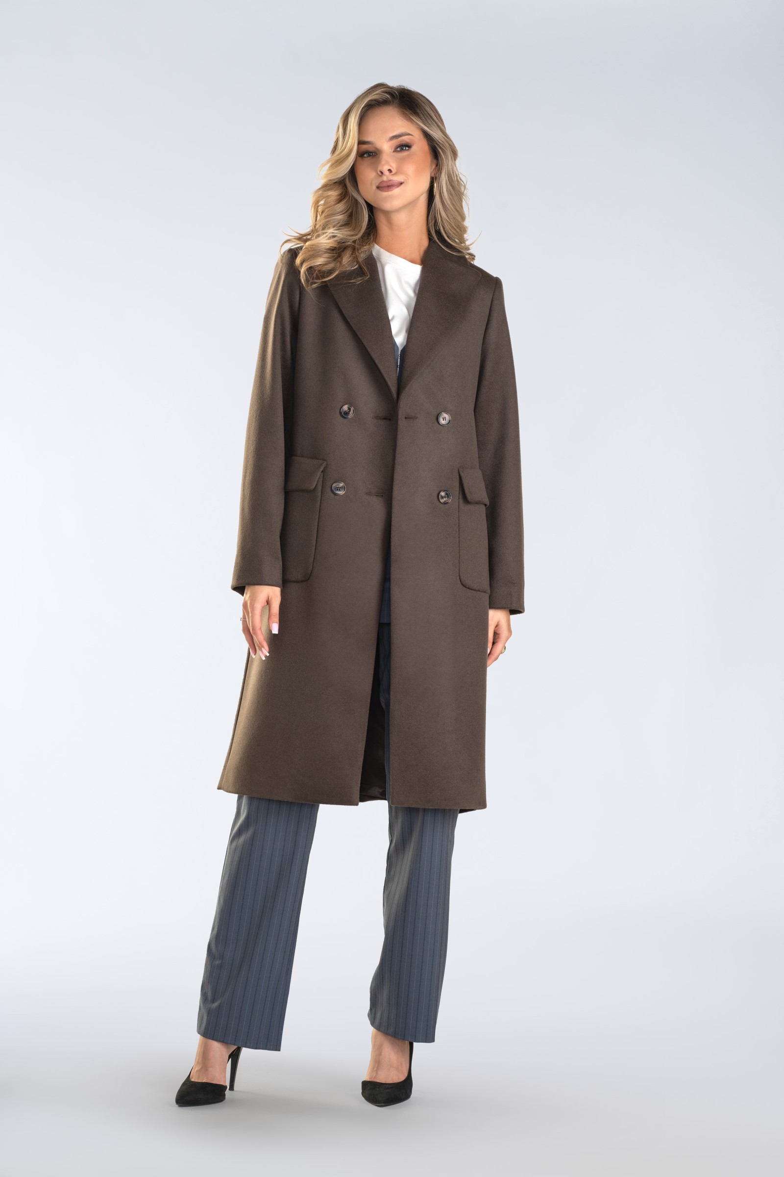 Klasyczny płaszcz dwurzędowy z kontrafałdą i szerokimi klapami – ponadczasowa elegancja w praktycznym i ocieplanym wydaniu.