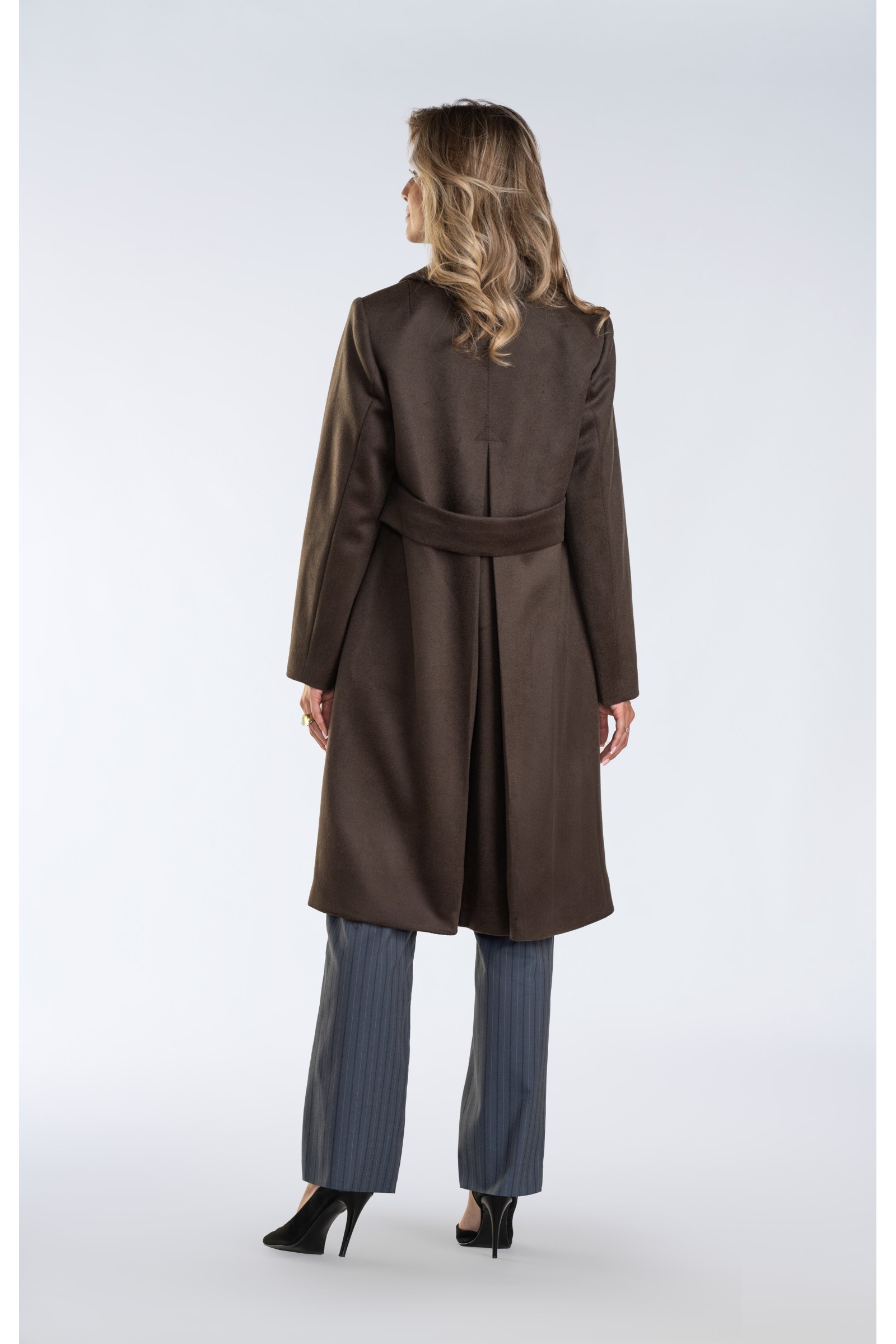 Klasyczny płaszcz dwurzędowy z kontrafałdą i szerokimi klapami – ponadczasowa elegancja w praktycznym i ocieplanym wydaniu.