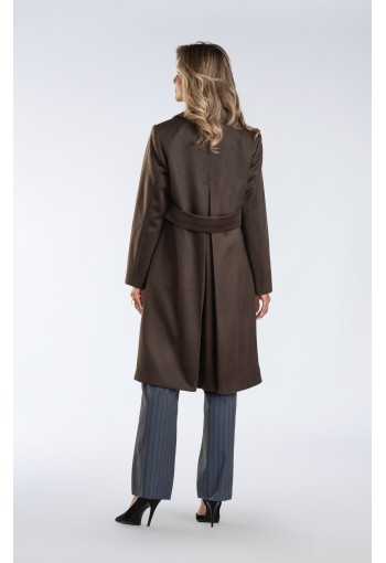 Klasyczny płaszcz dwurzędowy z kontrafałdą i szerokimi klapami – ponadczasowa elegancja w praktycznym i ocieplanym wydaniu.