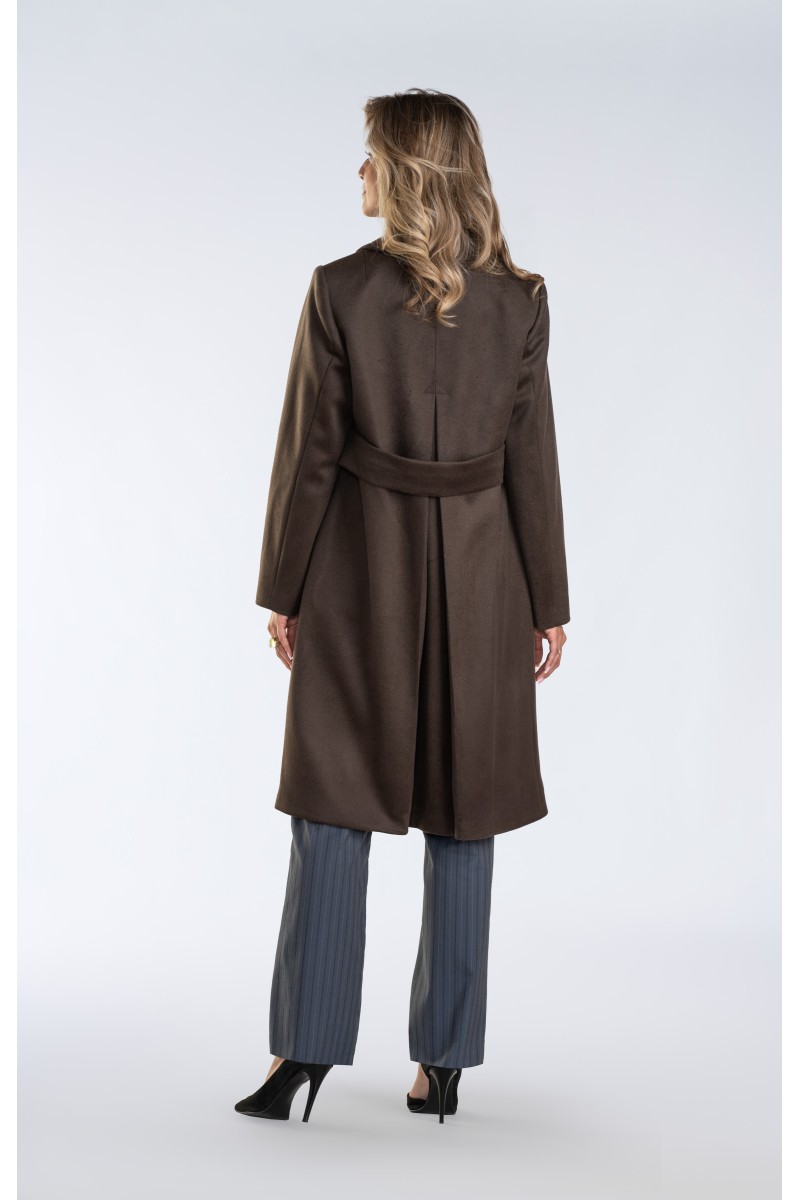 Klasyczny płaszcz dwurzędowy z kontrafałdą i szerokimi klapami – ponadczasowa elegancja w praktycznym i ocieplanym wydaniu.