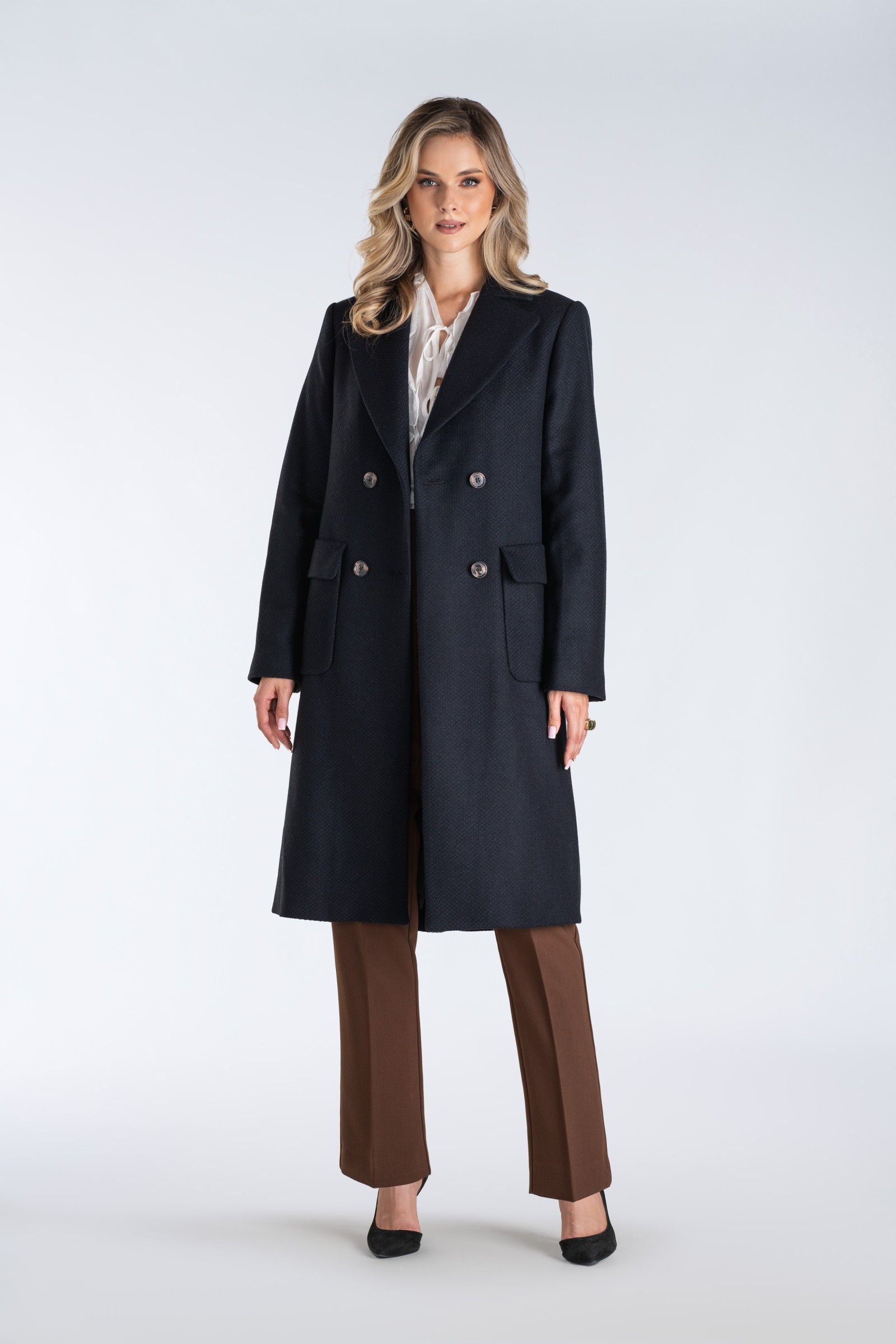 Klasyczny płaszcz dwurzędowy z kontrafałdą i szerokimi klapami – ponadczasowa elegancja w praktycznym i ocieplanym wydaniu.