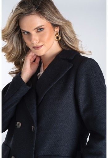 Klasyczny płaszcz dwurzędowy z kontrafałdą i szerokimi klapami – ponadczasowa elegancja w praktycznym i ocieplanym wydaniu.