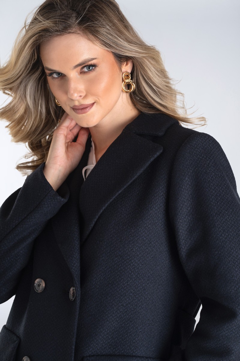 Klasyczny płaszcz dwurzędowy z kontrafałdą i szerokimi klapami – ponadczasowa elegancja w praktycznym i ocieplanym wydaniu.