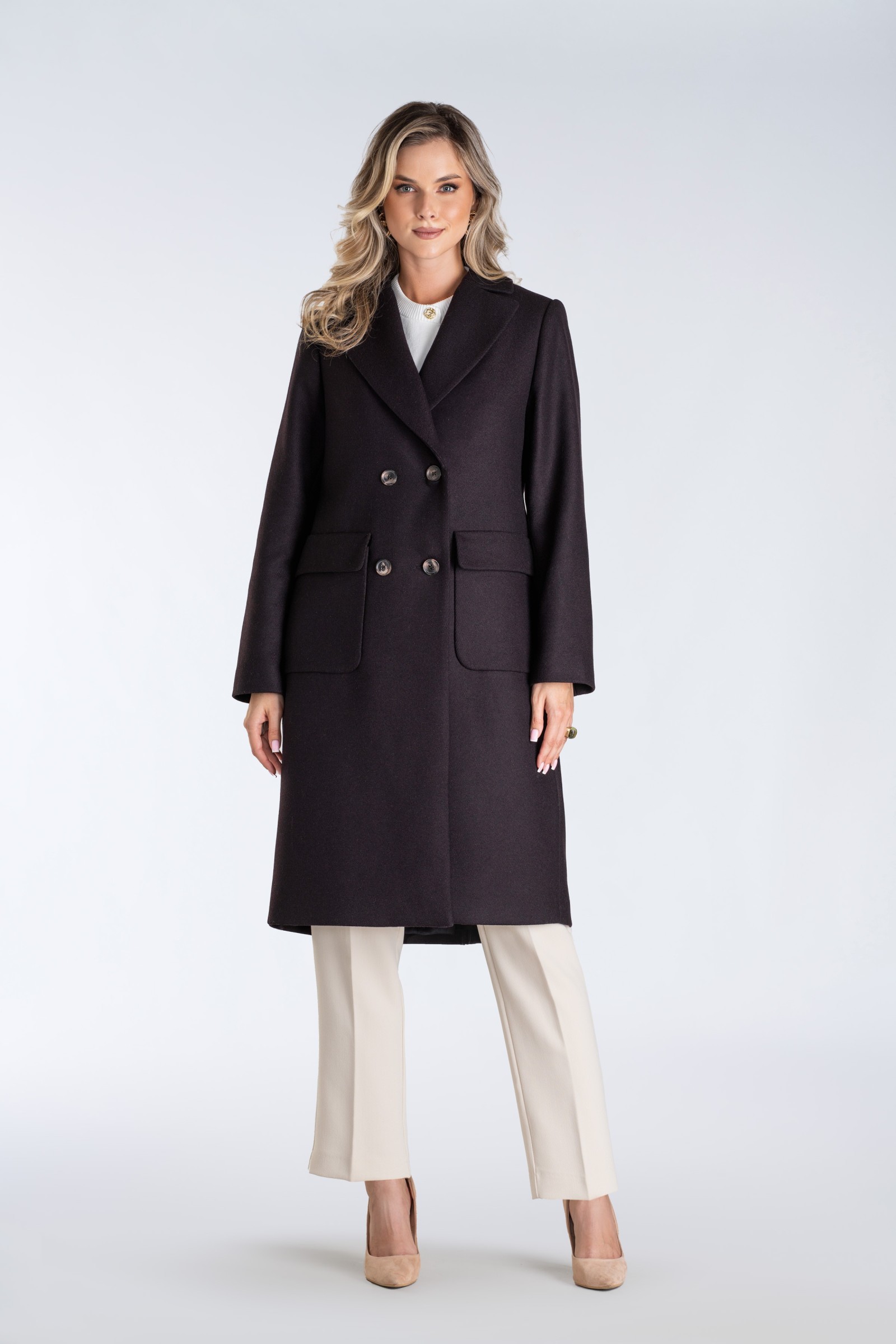 Klasyczny płaszcz dwurzędowy z kontrafałdą i szerokimi klapami – ponadczasowa elegancja w praktycznym i ocieplanym wydaniu.