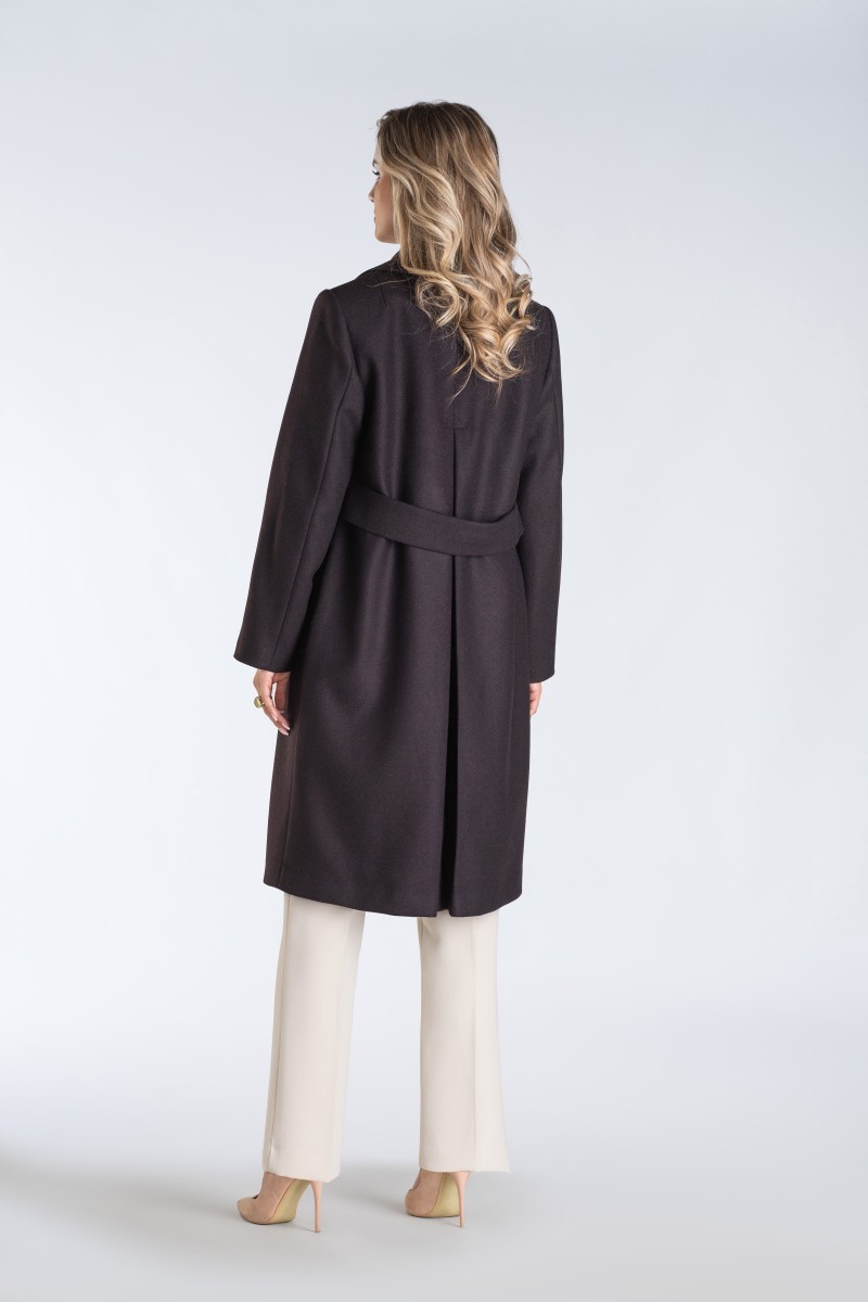 Klasyczny płaszcz dwurzędowy z kontrafałdą i szerokimi klapami – ponadczasowa elegancja w praktycznym i ocieplanym wydaniu.