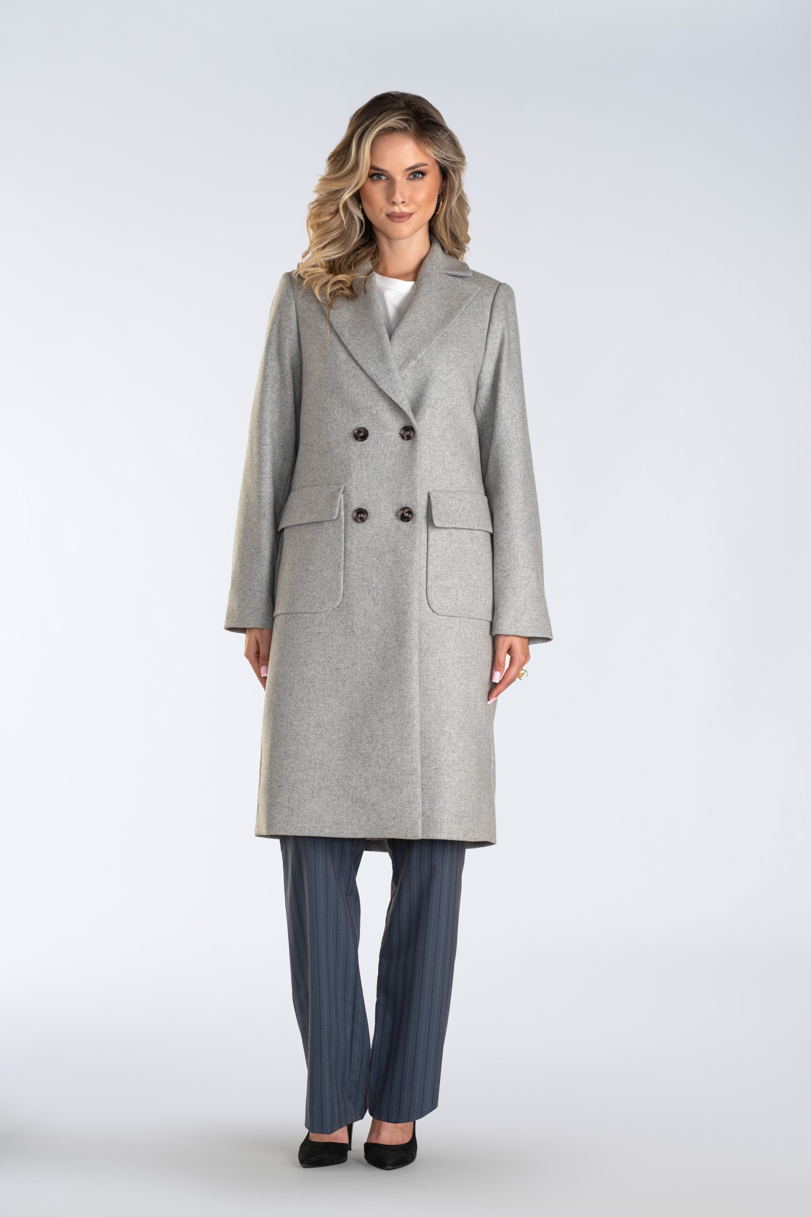 Klasyczny płaszcz dwurzędowy z kontrafałdą i szerokimi klapami – ponadczasowa elegancja w praktycznym i ocieplanym wydaniu.