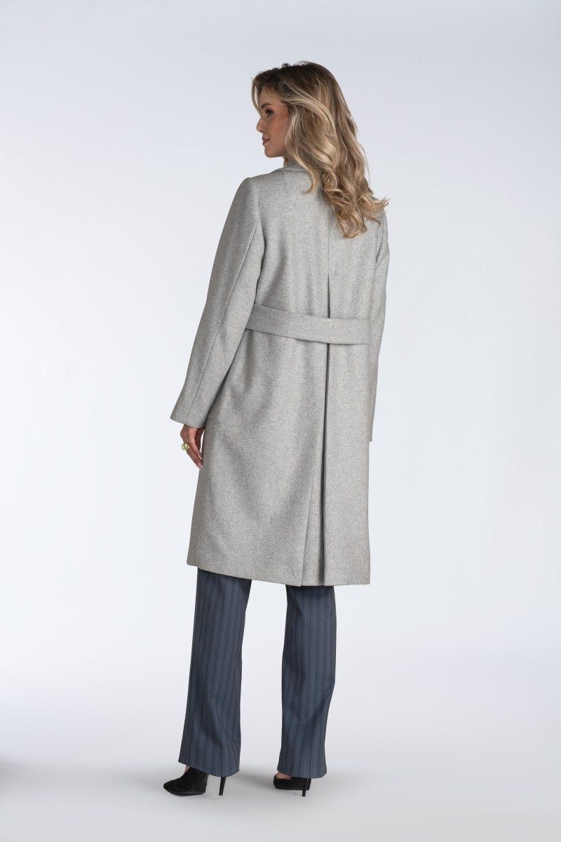 Klasyczny płaszcz dwurzędowy z kontrafałdą i szerokimi klapami – ponadczasowa elegancja w praktycznym i ocieplanym wydaniu.