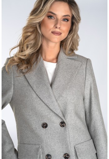 Klasyczny płaszcz dwurzędowy z kontrafałdą i szerokimi klapami – ponadczasowa elegancja w praktycznym i ocieplanym wydaniu.