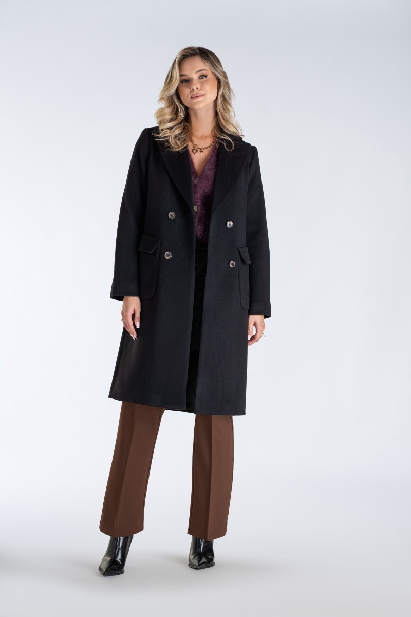 Klasyczny płaszcz dwurzędowy z kontrafałdą i szerokimi klapami – ponadczasowa elegancja w praktycznym i ocieplanym wydaniu.