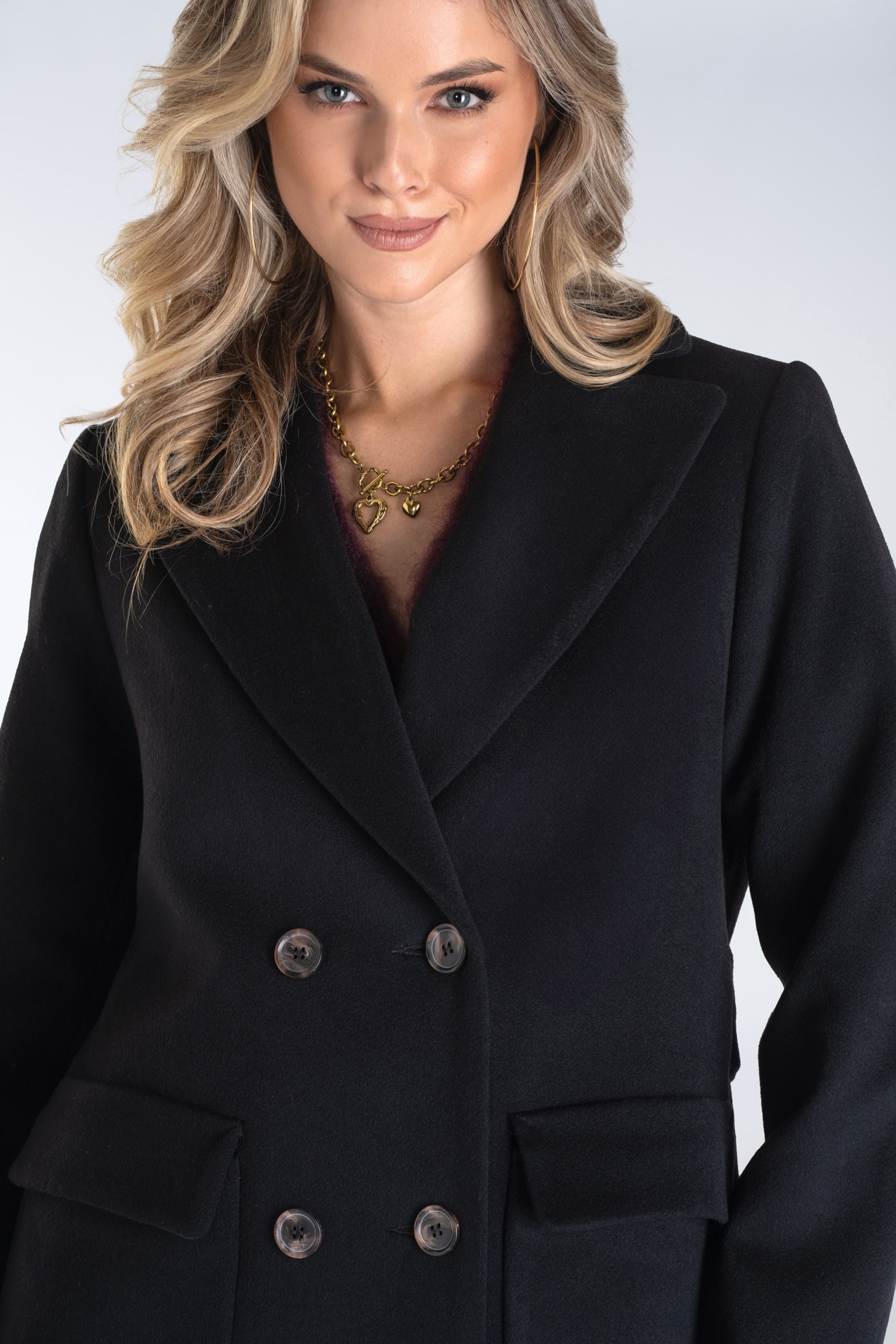 Klasyczny płaszcz dwurzędowy z kontrafałdą i szerokimi klapami – ponadczasowa elegancja w praktycznym i ocieplanym wydaniu.