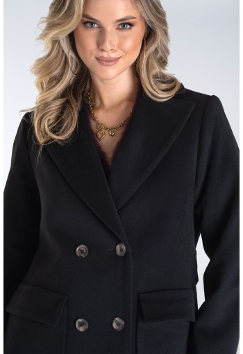 Klasyczny płaszcz dwurzędowy z kontrafałdą i szerokimi klapami – ponadczasowa elegancja w praktycznym i ocieplanym wydaniu.