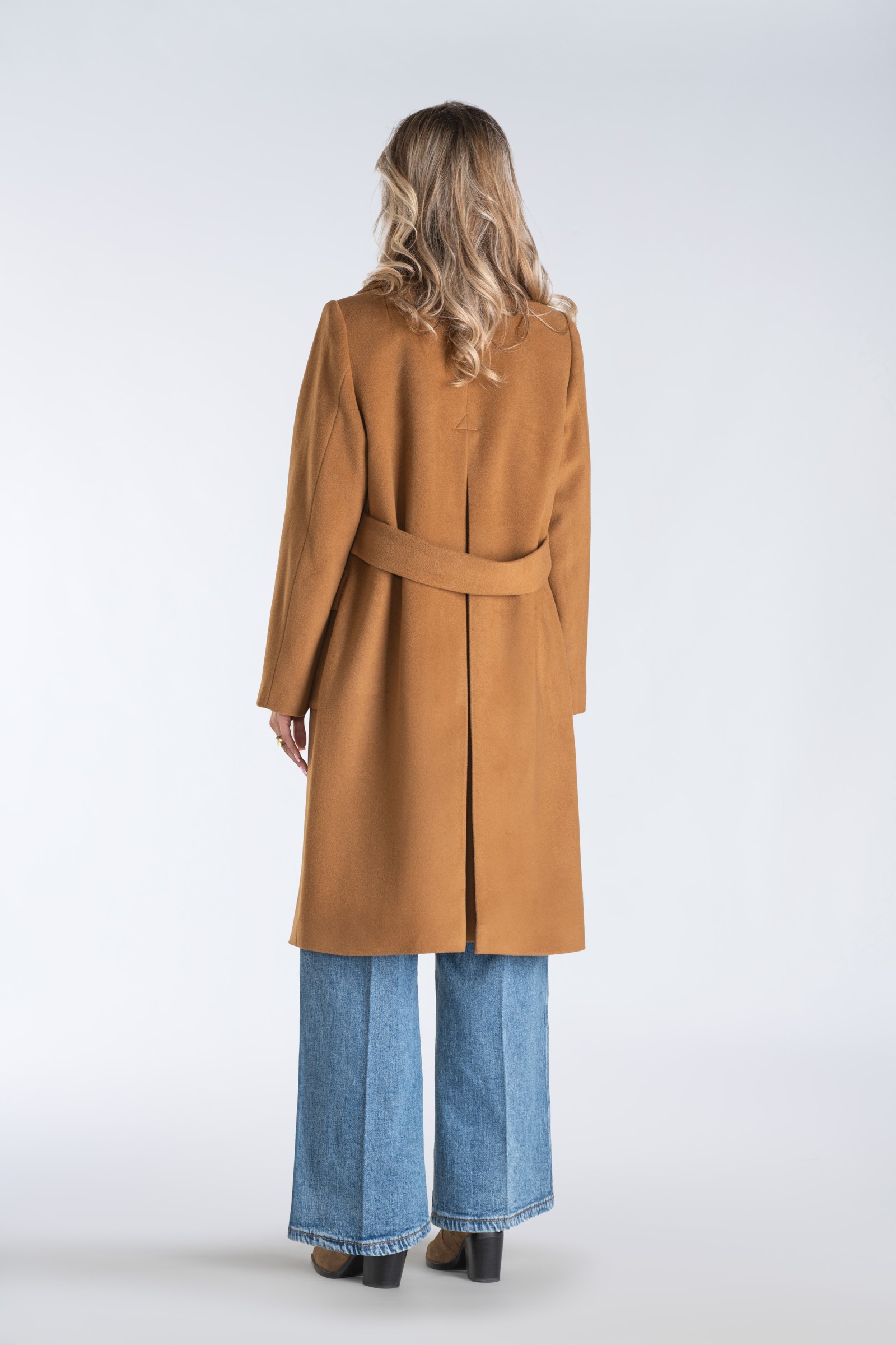 Klasyczny płaszcz dwurzędowy z kontrafałdą i szerokimi klapami – ponadczasowa elegancja w praktycznym i ocieplanym wydaniu.