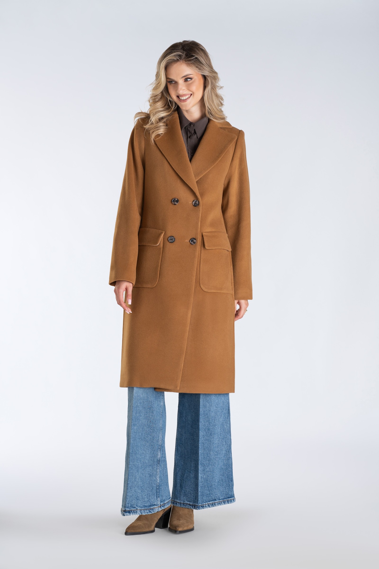 Klasyczny płaszcz dwurzędowy z kontrafałdą i szerokimi klapami – ponadczasowa elegancja w praktycznym i ocieplanym wydaniu.