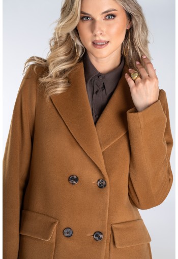 Klasyczny płaszcz dwurzędowy z kontrafałdą i szerokimi klapami – ponadczasowa elegancja w praktycznym i ocieplanym wydaniu.