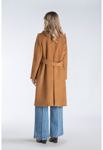 Klasyczny płaszcz dwurzędowy z kontrafałdą i szerokimi klapami – ponadczasowa elegancja w praktycznym i ocieplanym wydaniu.