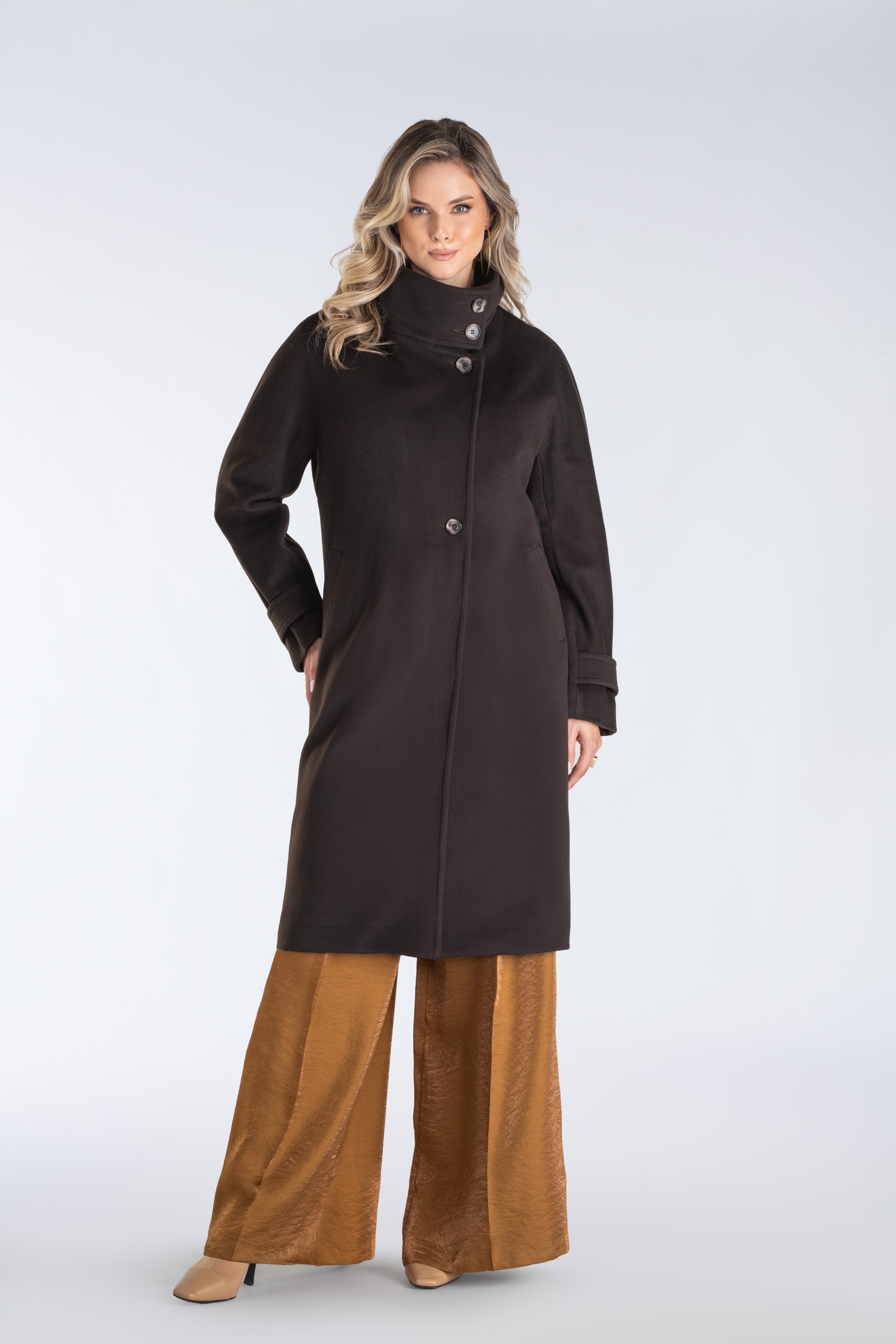 Nowoczesny płaszcz damski typu kimono z wysoką stójką i asymetrycznym zapięciem – stylowy, ciepły i wyjątkowo komfortowy.