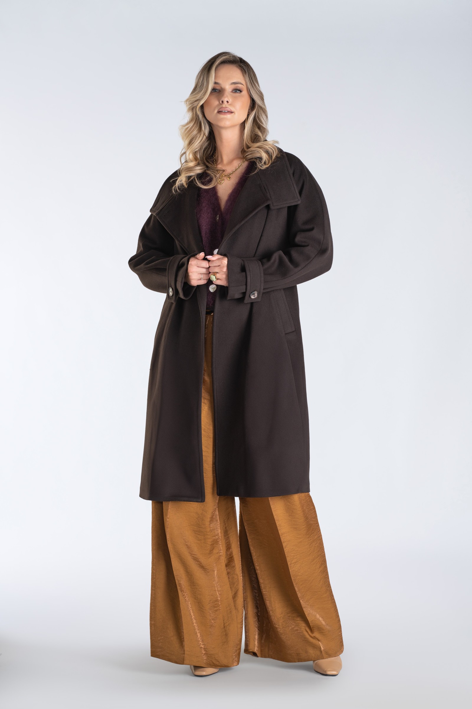 Nowoczesny płaszcz damski typu kimono z wysoką stójką i asymetrycznym zapięciem – stylowy, ciepły i wyjątkowo komfortowy.