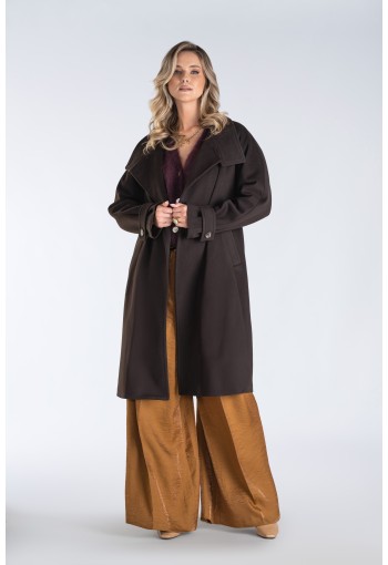 Nowoczesny płaszcz damski typu kimono z wysoką stójką i asymetrycznym zapięciem – stylowy, ciepły i wyjątkowo komfortowy.