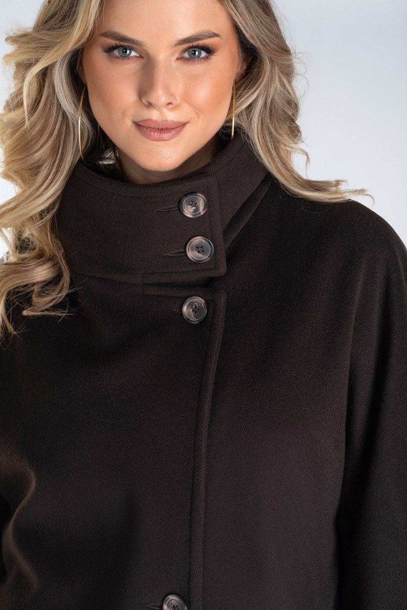 Nowoczesny płaszcz damski typu kimono z wysoką stójką i asymetrycznym zapięciem – stylowy, ciepły i wyjątkowo komfortowy.