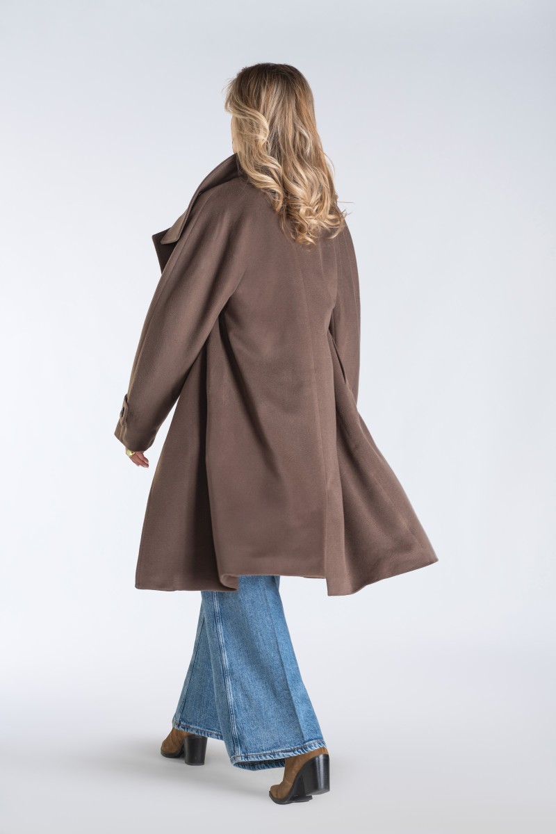 Nowoczesny płaszcz damski typu kimono z wysoką stójką i asymetrycznym zapięciem – stylowy, ciepły i wyjątkowo komfortowy.
