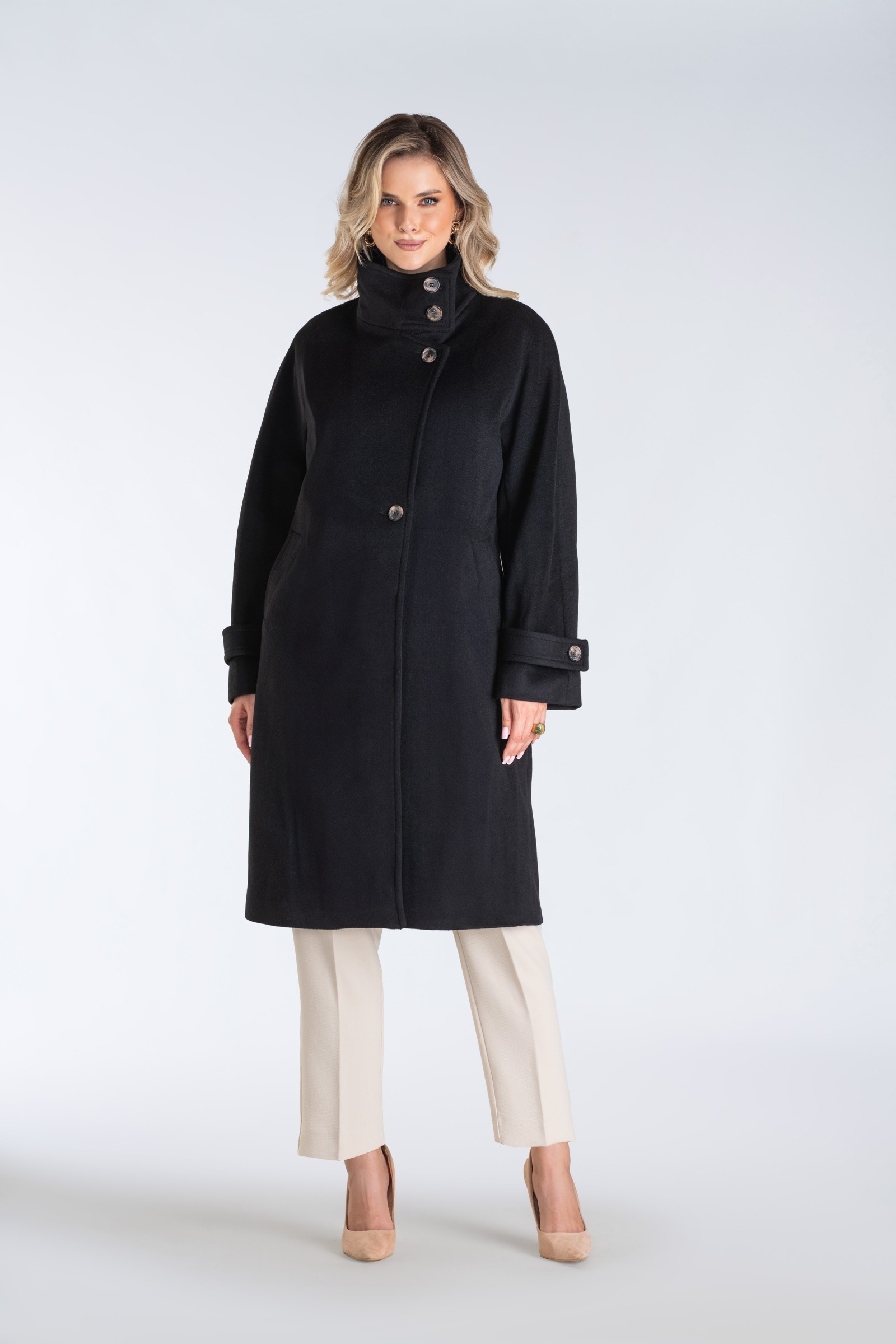 Nowoczesny płaszcz damski typu kimono z wysoką stójką i asymetrycznym zapięciem – stylowy, ciepły i wyjątkowo komfortowy.