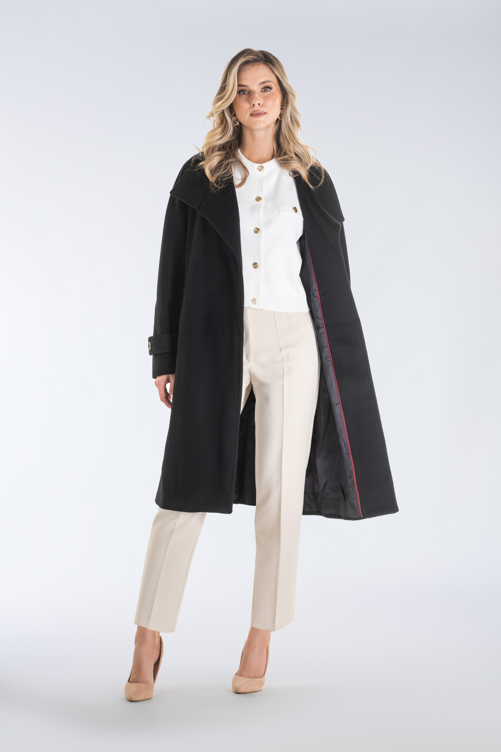 Nowoczesny płaszcz damski typu kimono z wysoką stójką i asymetrycznym zapięciem – stylowy, ciepły i wyjątkowo komfortowy.