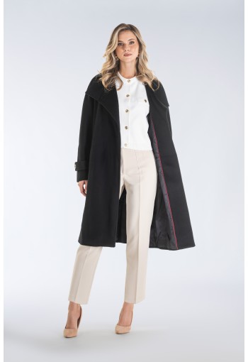 Nowoczesny płaszcz damski typu kimono z wysoką stójką i asymetrycznym zapięciem – stylowy, ciepły i wyjątkowo komfortowy.