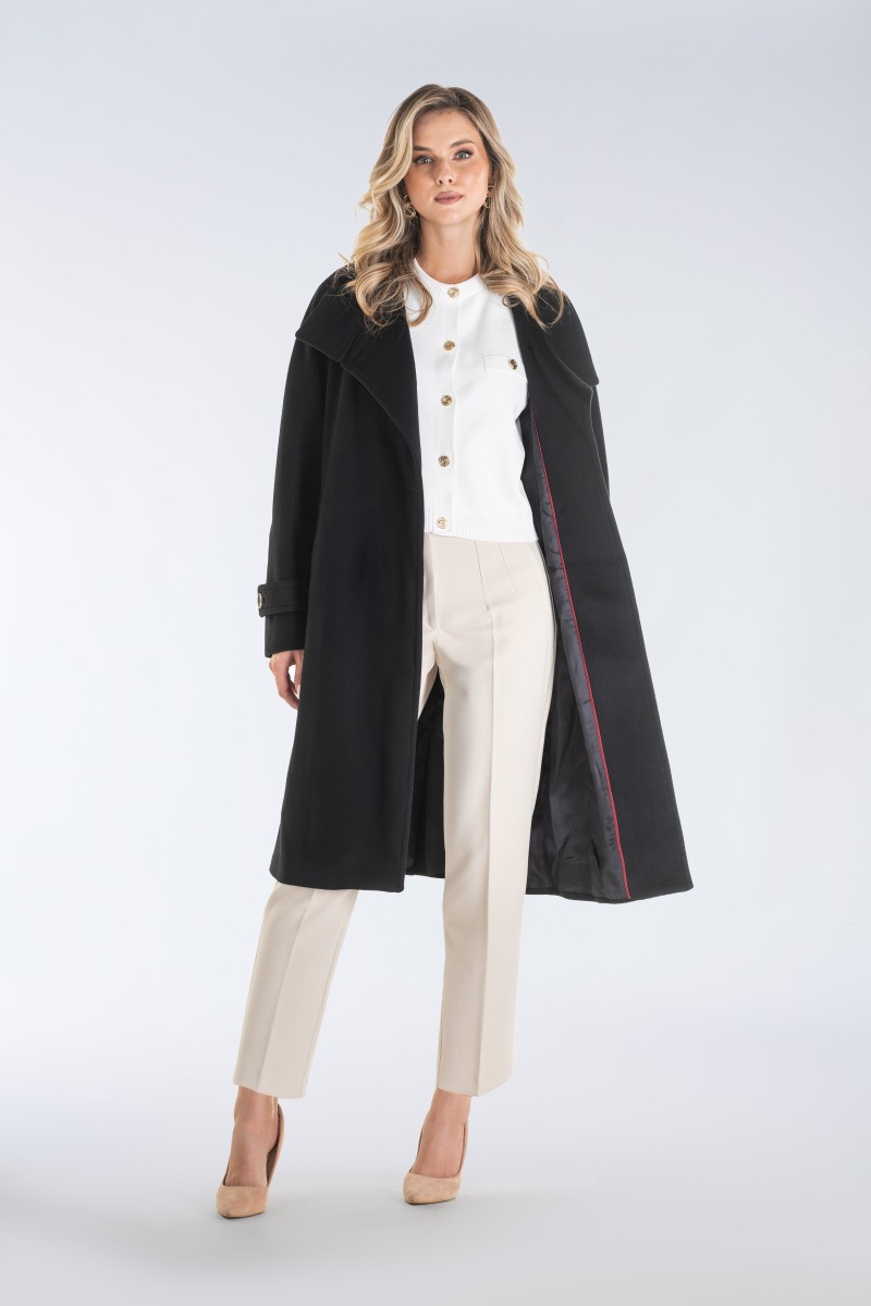 Nowoczesny płaszcz damski typu kimono z wysoką stójką i asymetrycznym zapięciem – stylowy, ciepły i wyjątkowo komfortowy.