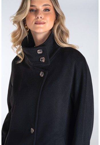 Nowoczesny płaszcz damski typu kimono z wysoką stójką i asymetrycznym zapięciem – stylowy, ciepły i wyjątkowo komfortowy.