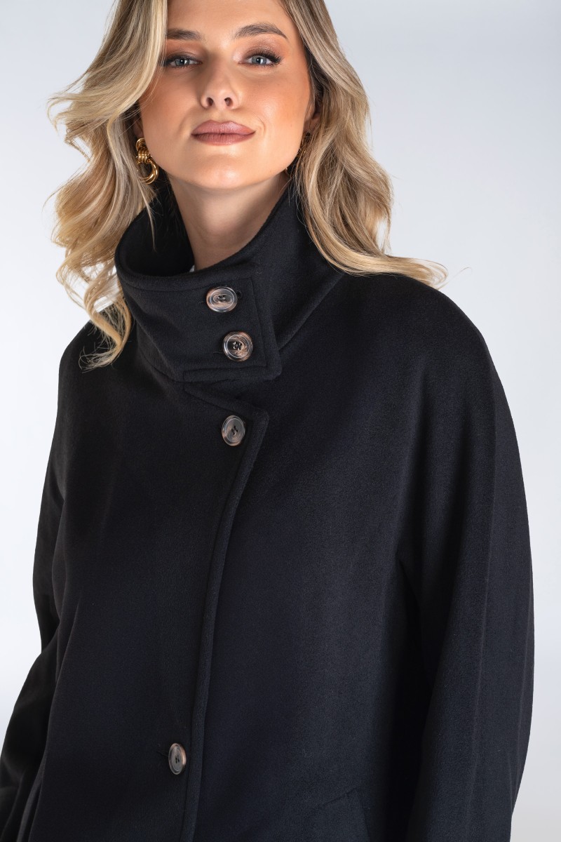 Nowoczesny płaszcz damski typu kimono z wysoką stójką i asymetrycznym zapięciem – stylowy, ciepły i wyjątkowo komfortowy.