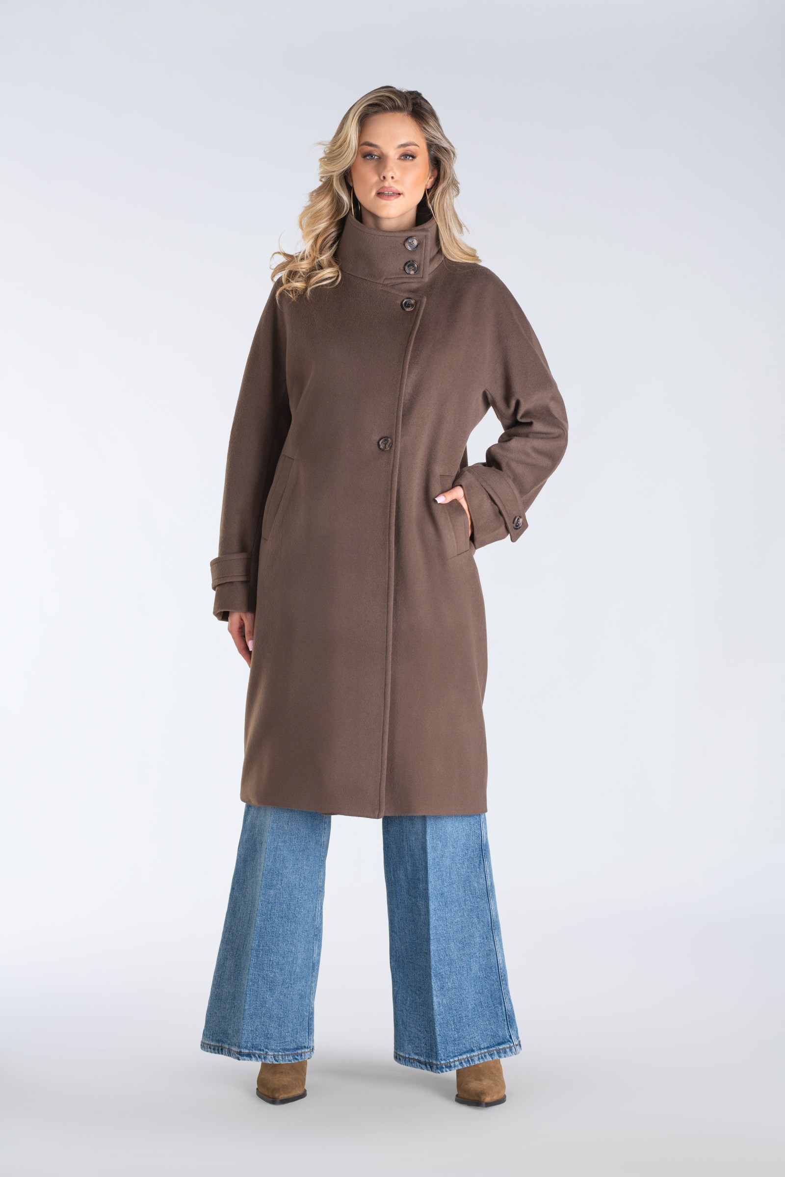 Nowoczesny płaszcz damski typu kimono z wysoką stójką i asymetrycznym zapięciem – stylowy, ciepły i wyjątkowo komfortowy.