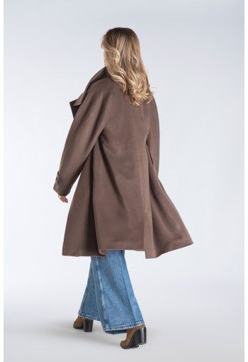 Nowoczesny płaszcz damski typu kimono z wysoką stójką i asymetrycznym zapięciem – stylowy, ciepły i wyjątkowo komfortowy.