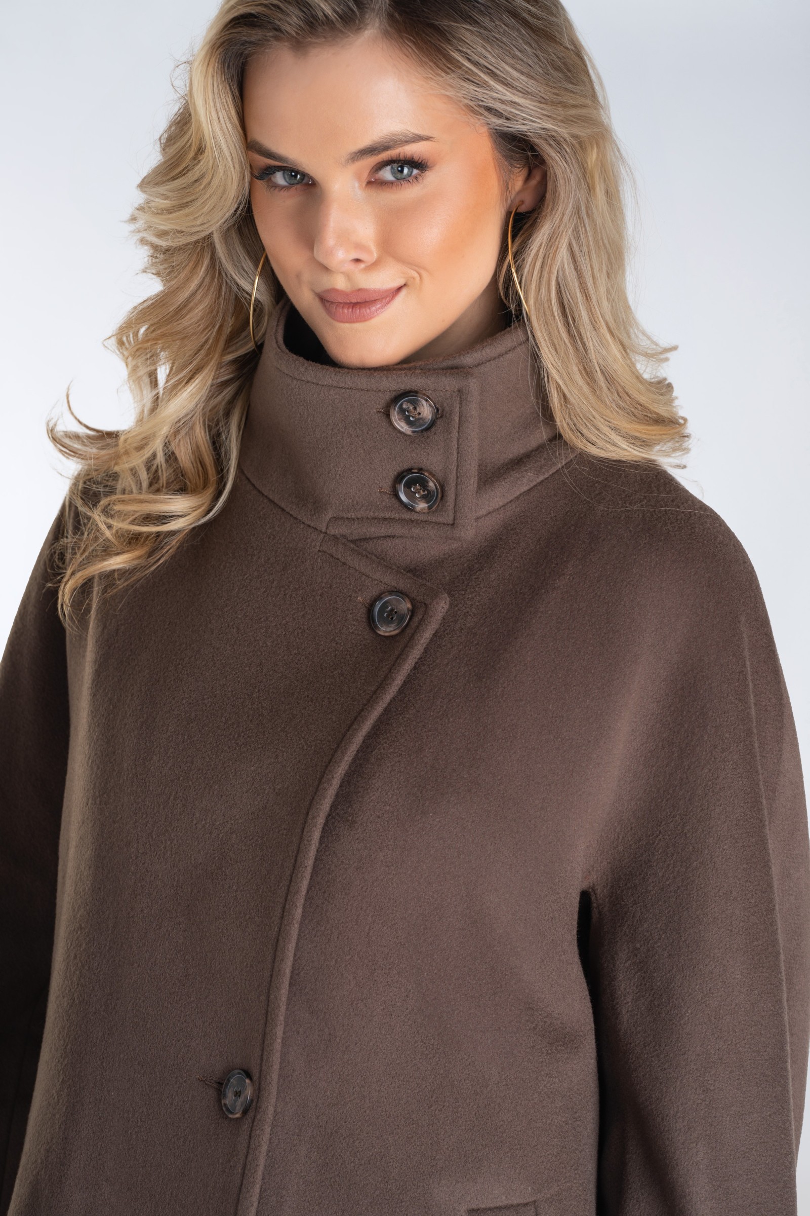 Nowoczesny płaszcz damski typu kimono z wysoką stójką i asymetrycznym zapięciem – stylowy, ciepły i wyjątkowo komfortowy.