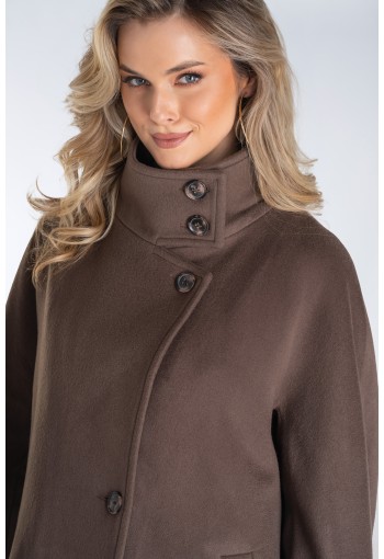 Nowoczesny płaszcz damski typu kimono z wysoką stójką i asymetrycznym zapięciem – stylowy, ciepły i wyjątkowo komfortowy.