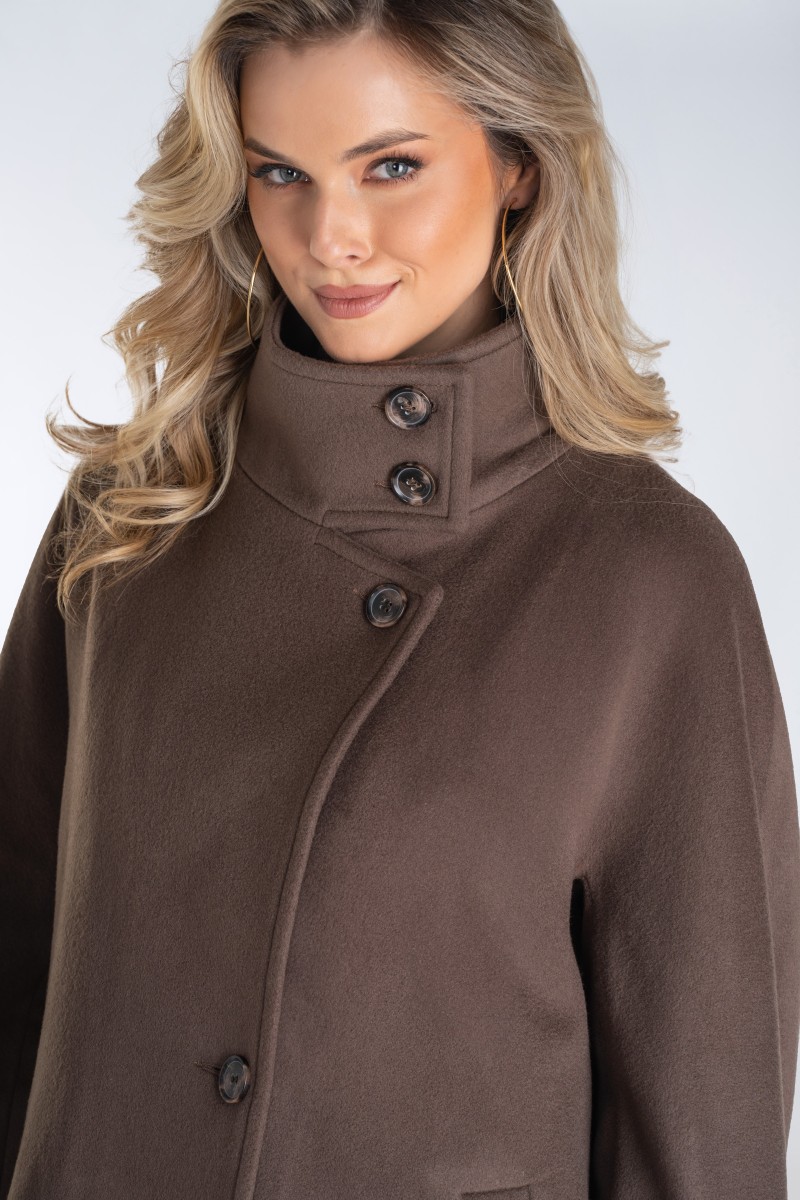 Nowoczesny płaszcz damski typu kimono z wysoką stójką i asymetrycznym zapięciem – stylowy, ciepły i wyjątkowo komfortowy.