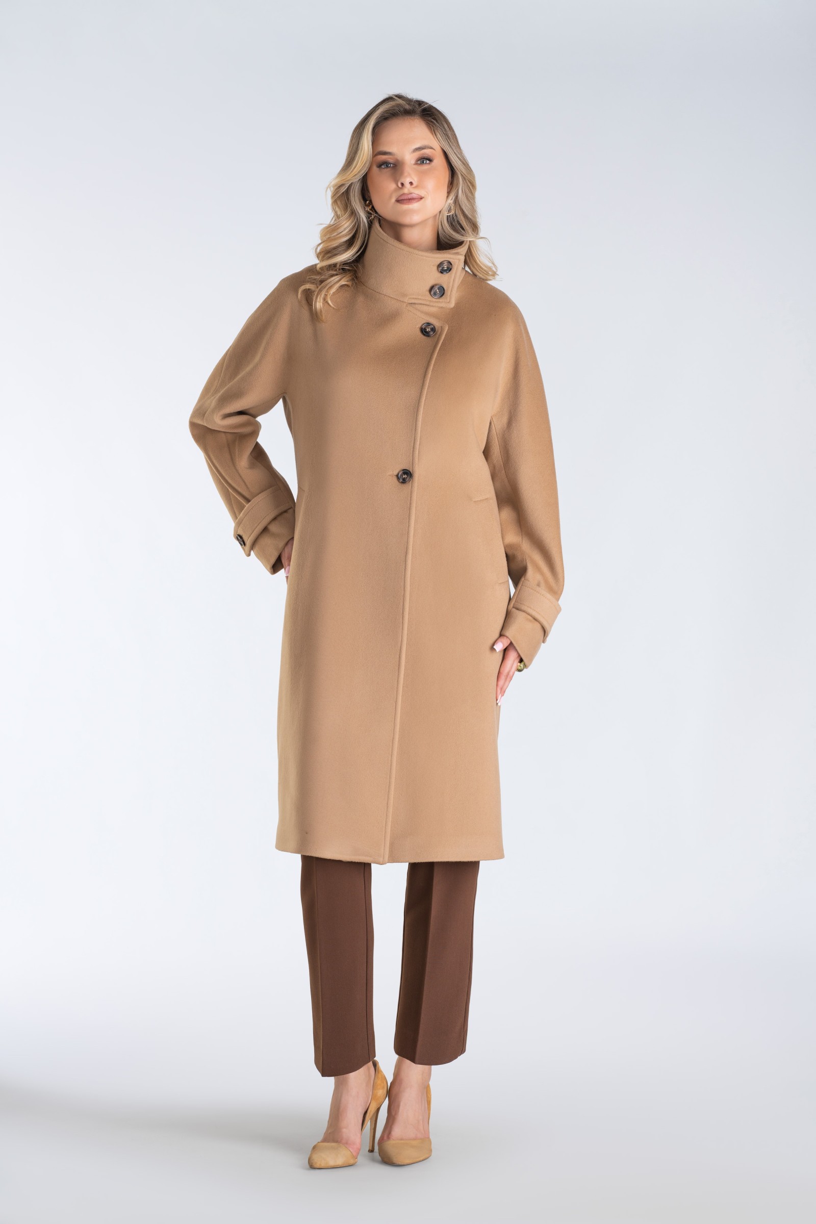 Nowoczesny płaszcz damski typu kimono z wysoką stójką i asymetrycznym zapięciem – stylowy, ciepły i wyjątkowo komfortowy.