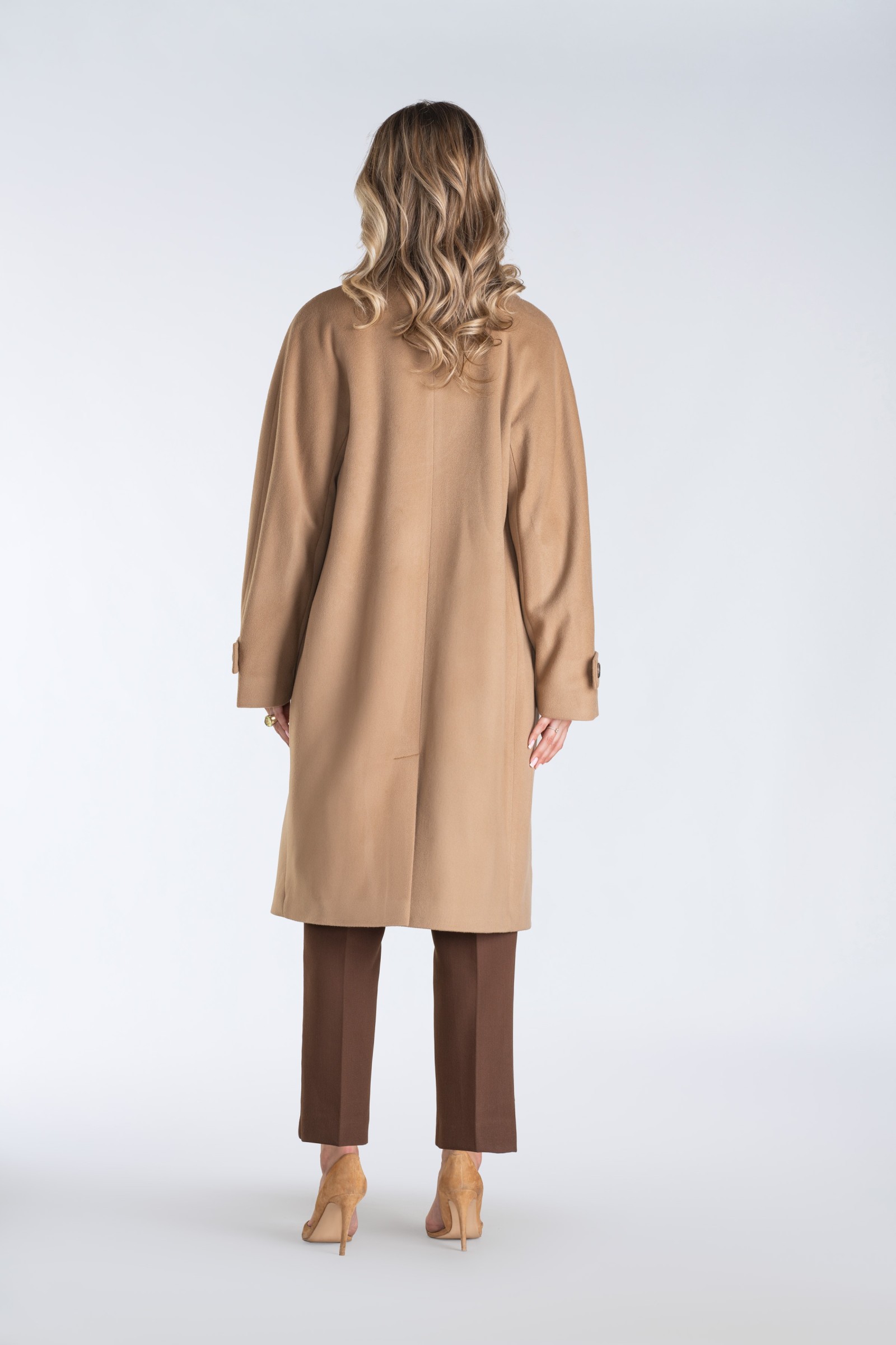 Nowoczesny płaszcz damski typu kimono z wysoką stójką i asymetrycznym zapięciem – stylowy, ciepły i wyjątkowo komfortowy.