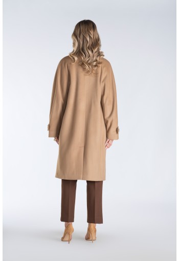 Nowoczesny płaszcz damski typu kimono z wysoką stójką i asymetrycznym zapięciem – stylowy, ciepły i wyjątkowo komfortowy.