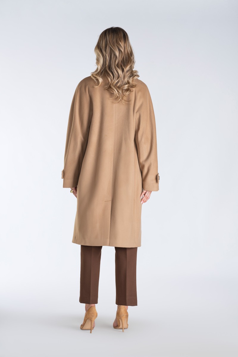 Nowoczesny płaszcz damski typu kimono z wysoką stójką i asymetrycznym zapięciem – stylowy, ciepły i wyjątkowo komfortowy.