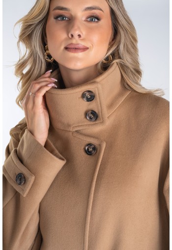 Nowoczesny płaszcz damski typu kimono z wysoką stójką i asymetrycznym zapięciem – stylowy, ciepły i wyjątkowo komfortowy.