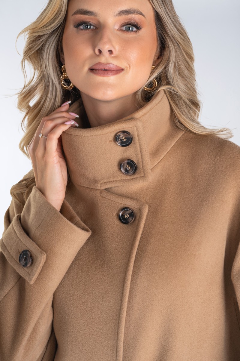 Nowoczesny płaszcz damski typu kimono z wysoką stójką i asymetrycznym zapięciem – stylowy, ciepły i wyjątkowo komfortowy.