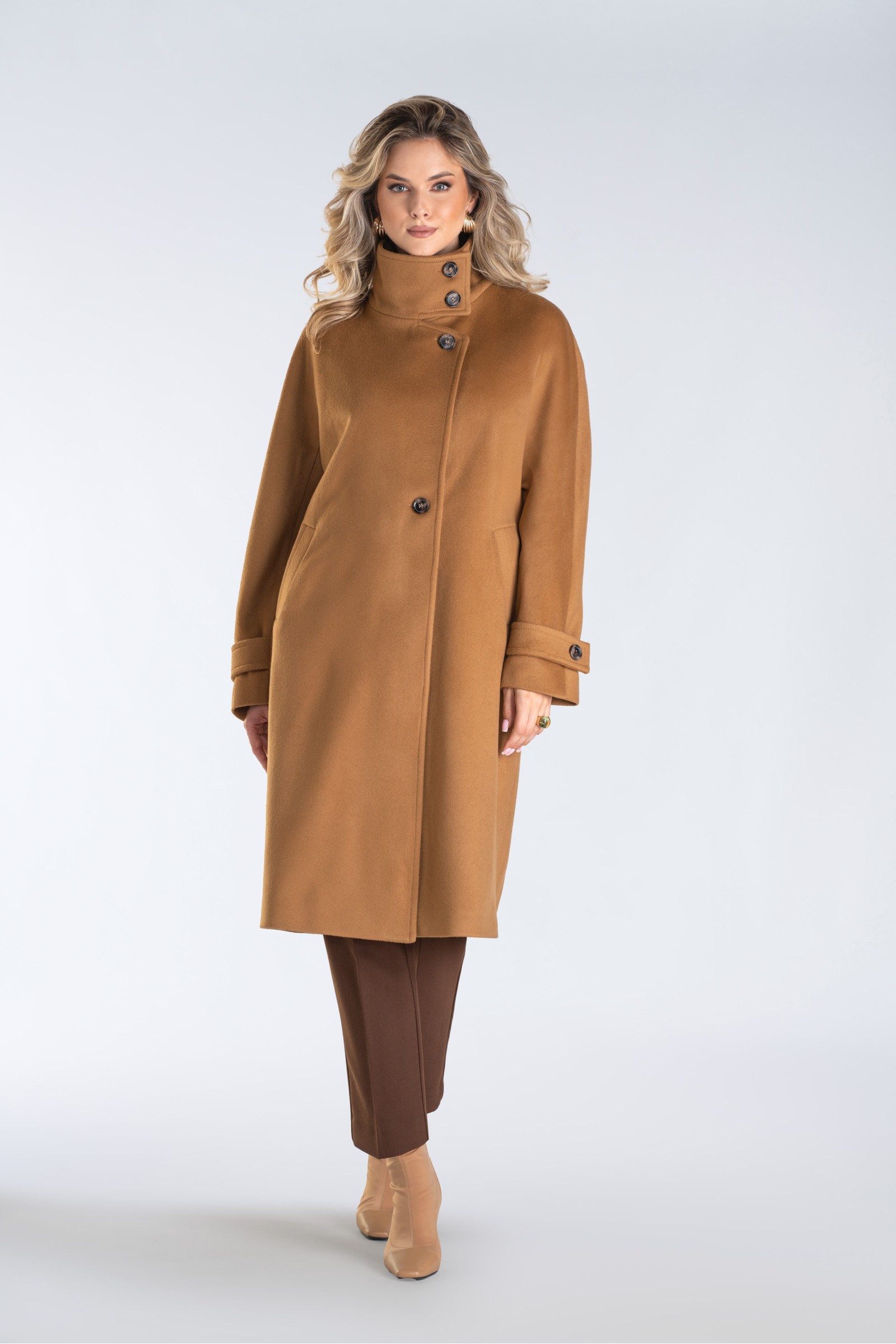 Nowoczesny płaszcz damski typu kimono z wysoką stójką i asymetrycznym zapięciem – stylowy, ciepły i wyjątkowo komfortowy.